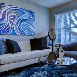 living room at Heritage Greene Apartments located in Atlanta, GA